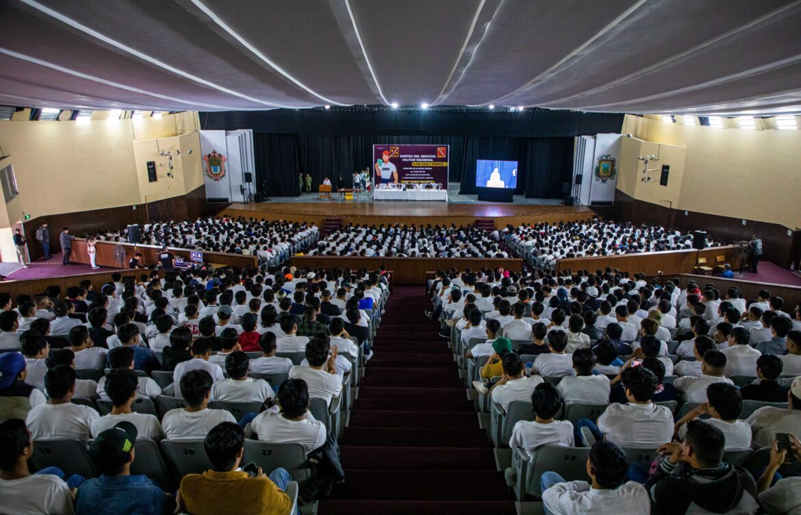 Acuden jóvenes a sorteo del Servicio Militar Nacional