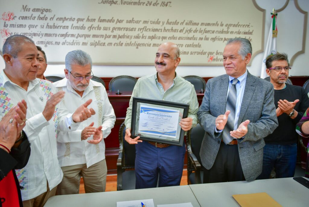 Gracias a la aplicación transparente de los recursos y un Cabildo que trabaja con voluntad por el bien común, la posibilidad de realizar más obra pública en Xalapa se hace realidad. pic.twitter.com/gFgWMiF3SD— Ricardo Ahued Bardahuil (@ahuedricardo) November 15, 2024