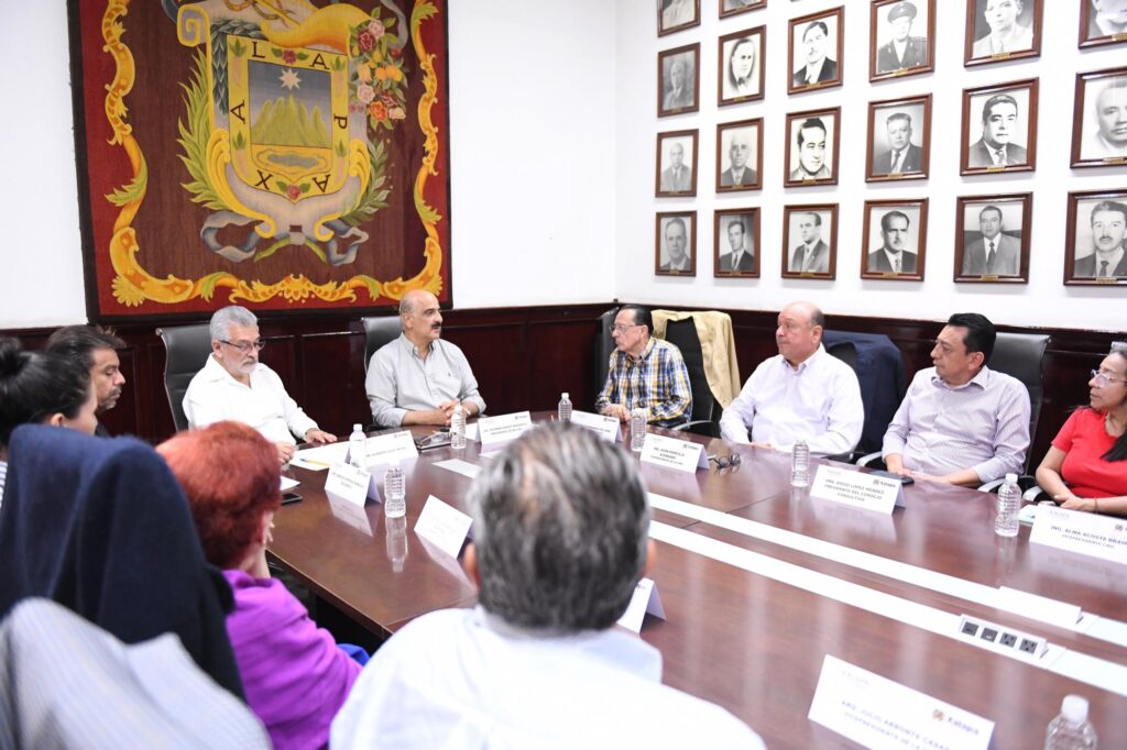 Con el apoyo del empresariado local y el trabajo transparente que se realiza en el Ayuntamiento, desde enero se podrá iniciar el proceso de construcción de infraestructura de la Comisión Municipal de Agua Potable y Saneamiento (CMAS), pues ya se tienen listos proyectos ejecutivos por 70 millones de pesos, afirmó el alcalde Ricardo Ahued Bardahuil.