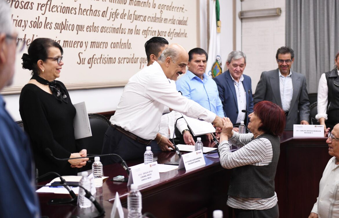 Entrega Ricardo Ahued escrituras públicas a familias xalapeñas