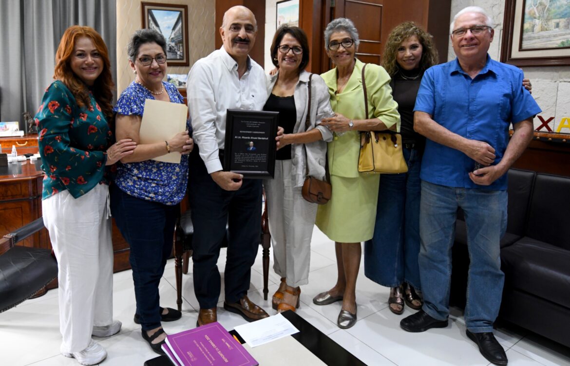 Recibe Ricardo Ahued reconocimiento de vecinos de Las Ánimas