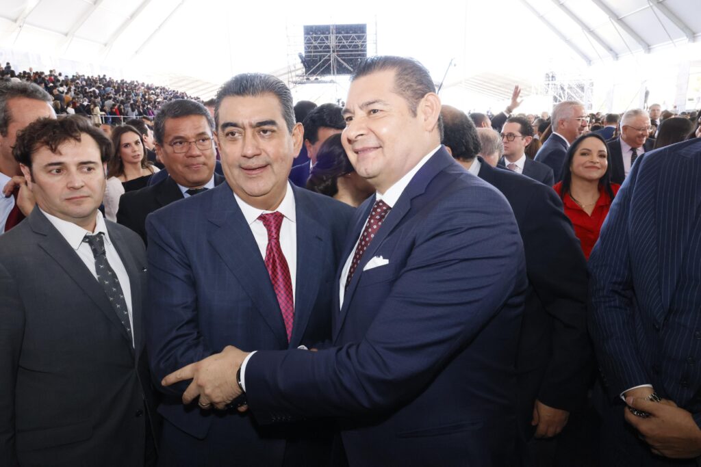 🇲🇽La Cuarta Transformación continuará trabajando por el bienestar de la gran familia poblana. 🤝Reconozco la sensibilidad y el liderazgo de nuestro Gobernador, @SergioSalomonC, quien con su compromiso ha honrado el legado de @lopezobrador_ y fortalecido la visión humanista de… pic.twitter.com/Fu1HA8ww4N— Alejandro Armenta (@armentapuebla_) November 23, 2024