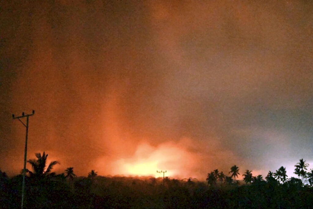 Una erupción volcánica quema casas en Indonesia y mata al menos a 10 personas