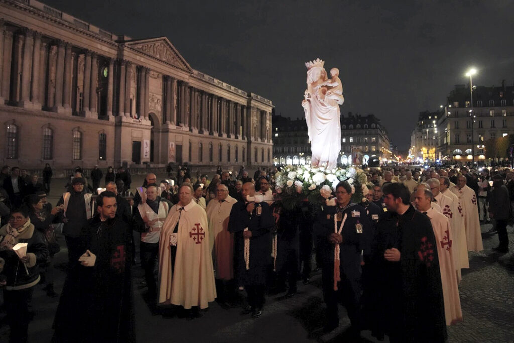 A procession of hundreds of people walked through Paris to return a statue of the Virgin Mary to Notre-Dame Cathedral, five years after a devastating fire.https://t.co/PKw405MbII pic.twitter.com/YXZOZkxL9A— Sky News (@SkyNews) November 15, 2024