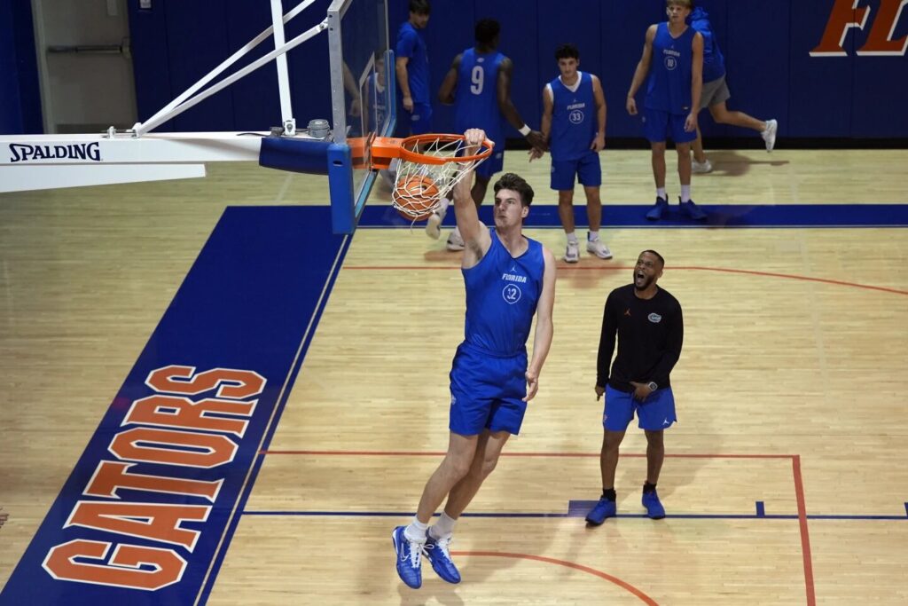 🇺🇸🇨🇦 | DEPORTEOlivier Rioux, próximo a ingresar a la Universidad de Florida, será el jugador de baloncesto universitario más alto de la historia con 2.36 metros. Rioux, oriundo de Quebec y con 18 años, es también el adolescente más alto del mundo.pic.twitter.com/B3DeFhOiBQ— UHN PLUS - Última Hora Noticias (@UHN_Plus) June 20, 2024