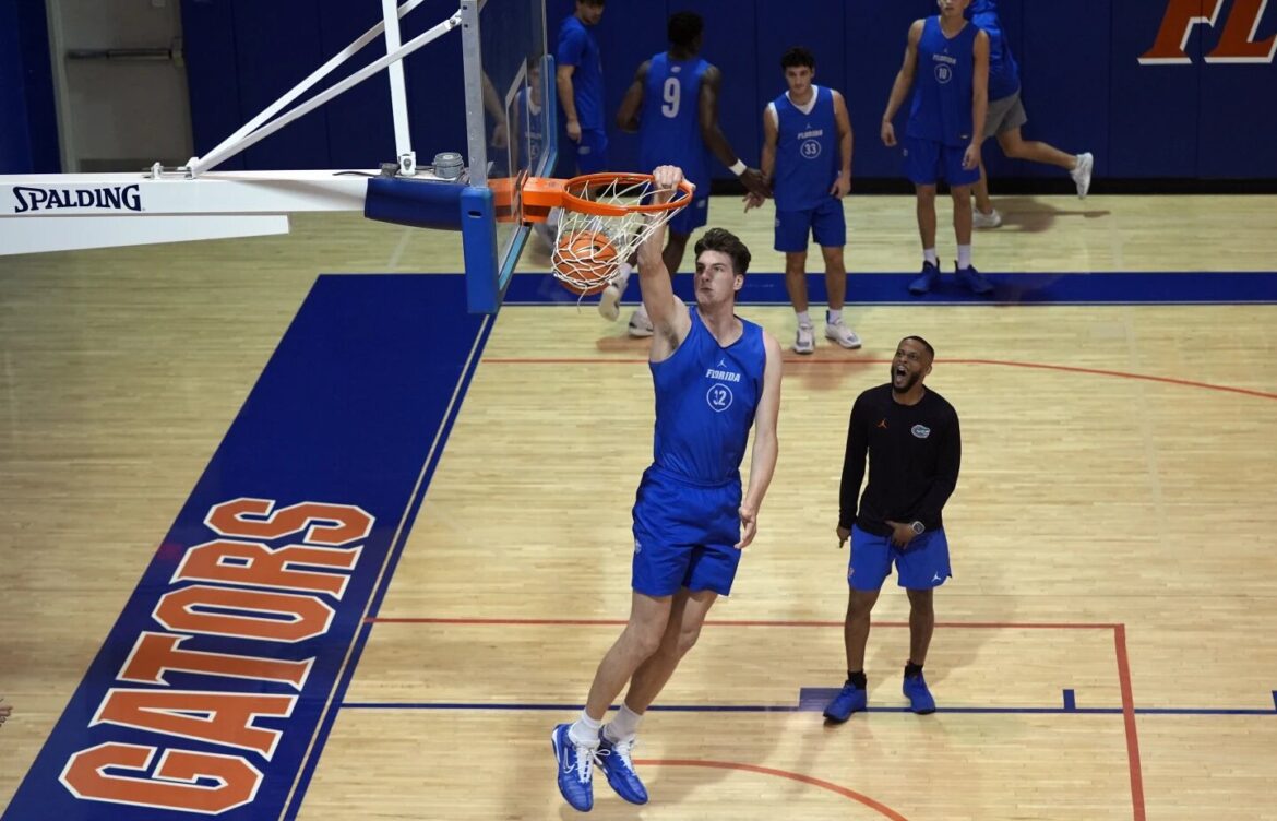 Olivier Rioux, con sus casi ¡2.40 metros!, es el jugador de basquetbol más alto del mundo