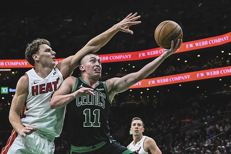 Boston Celtics vencen a Miami Heat; Brown y Kornet destacan