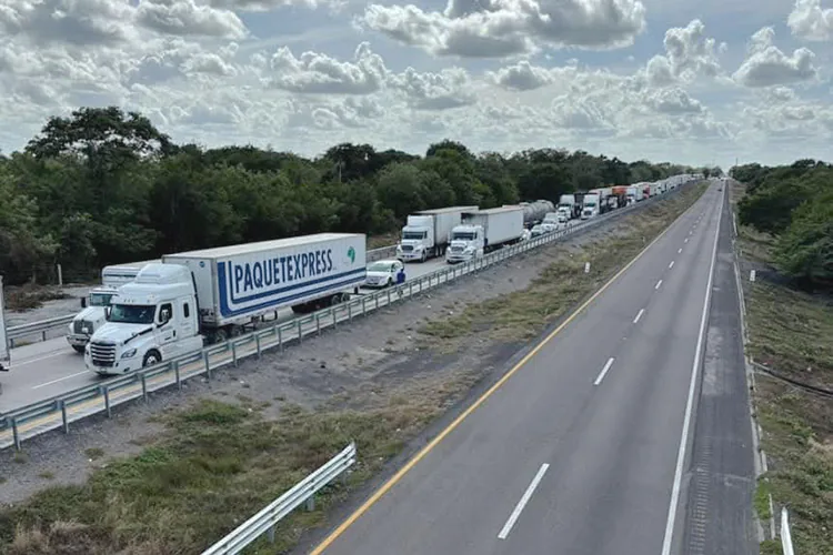 Autopista Córdoba-Veracruz: Reportan fila de 24 km en caseta de Paso del Toro