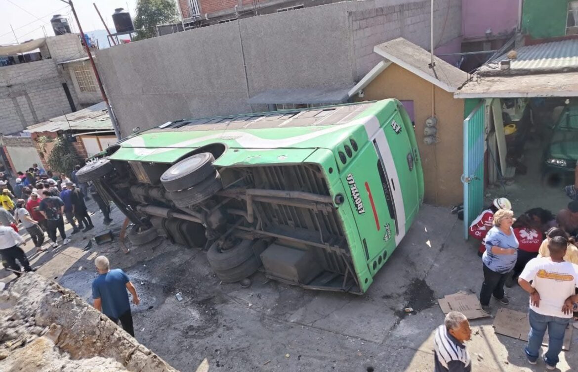 Vuelca camión en Tlalnepantla; hay más de 20 personas heridas