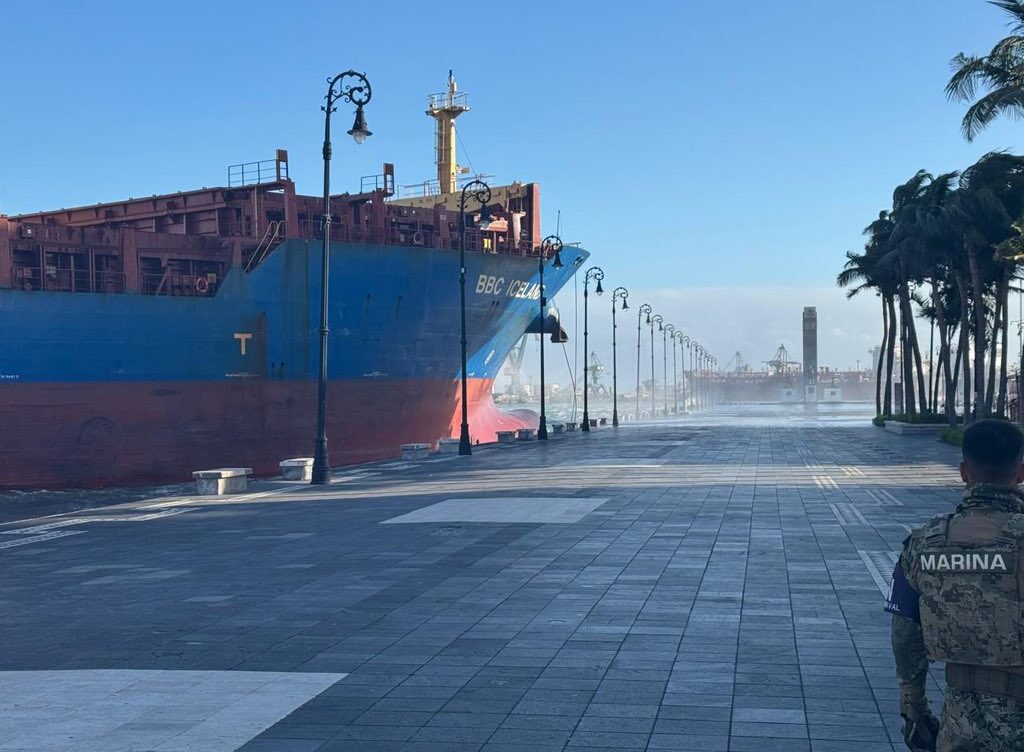 Barco mercante choca con el malecón en Veracruz y daña cinco embarcaciones