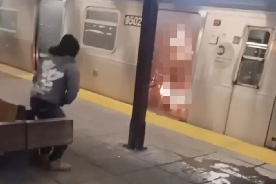 Horror en Coney Island: La vio morir ardiendo tras prenderle fuego en un tren