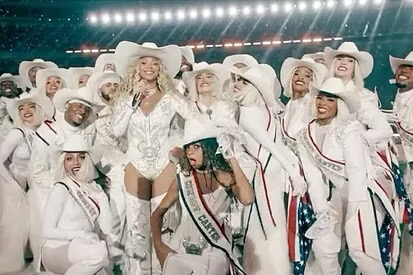 Beyoncé deslumbra en el medio tiempo de la NFL con un espectáculo de Navidad épico