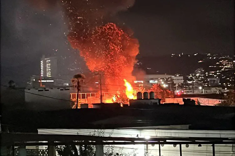 Incendio en Mercado Central de Acapulco consume 31 locales durante la Navidad