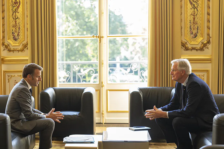 Michel Barnier permanece como primer ministro interino de Francia tras voto de censura