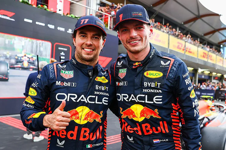 Verstappen defiende a Checo tras desempeño en Red Bull: “No es un idiota”