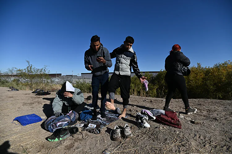 Migrantes en Ciudad Juárez son repelidos con gas pimienta al intentar cruzar la frontera