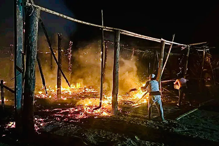 En Tuxpan, incendio arrasa más de 60 palapas en playas