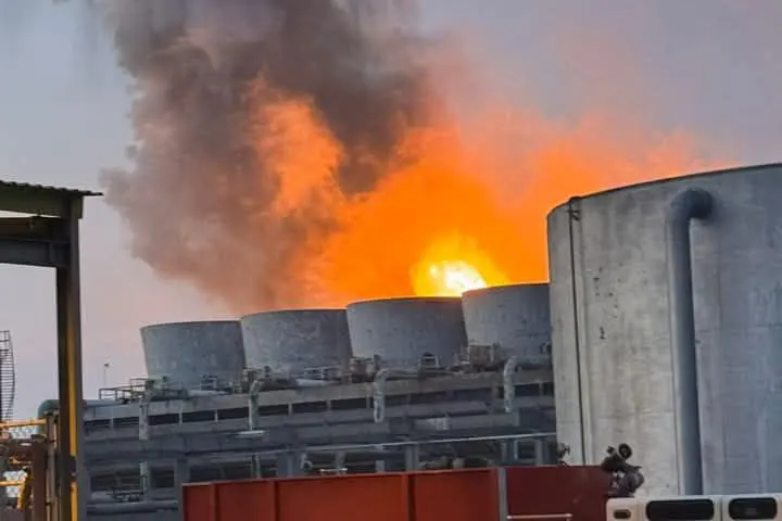 Registran explosión en complejo de Pemex Cangrejera en Coatzacoalcos, Veracruz