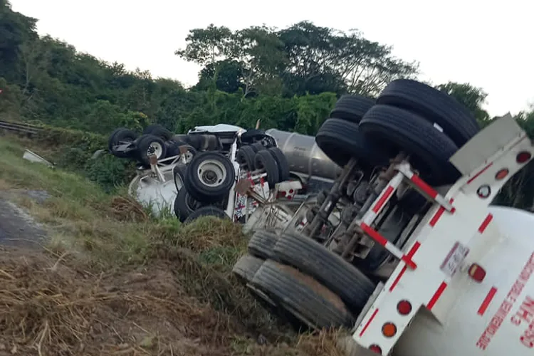 Vuelca pipa con amoniaco en la autopista Córdoba-Veracruz