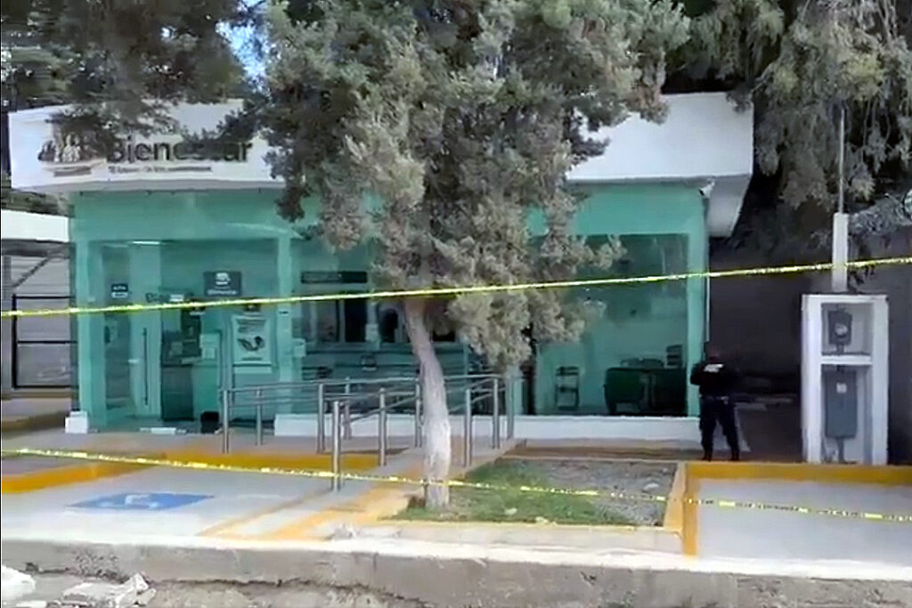 🚨 Robo millonario en Puebla: Desconocidos desvalijan Banco del BienestarEn un audaz asalto en la madrugada, delincuentes irrumpieron en la sucursal del Banco del Bienestar en Bosques de Manzanilla, Puebla. Tras desactivar sistemas de seguridad y forzar las cerraduras, se… pic.twitter.com/k7Ttxz7APK— El Dato Noticias Morelos (@eldatomx) December 18, 2024