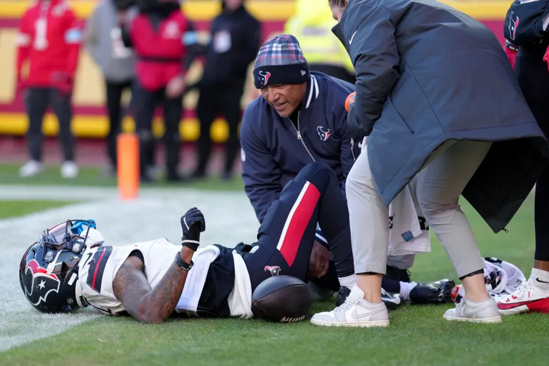 NFL: Tank Dell sufre dramática dislocación de la rodilla izquierda