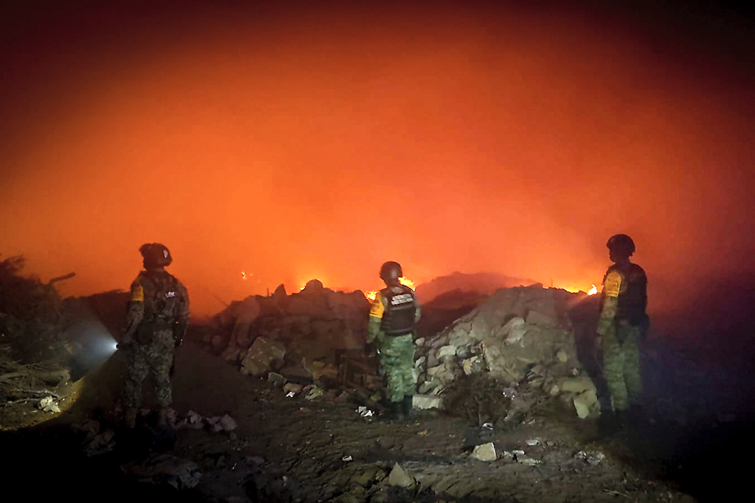 Incendio en basurero clandestino de Veracruz se sale de control y consume una vivienda