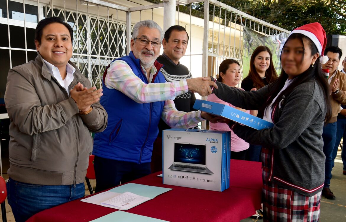 Entrega Alberto Islas equipo de cómputo a Telebachillerato de la colonia Higueras