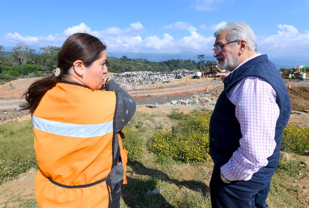 ✨Con el propósito de seguir trabajando de manera cercana, unida y coordinada, diversas funcionarias y funcionarios municipales asumen nuevas responsabilidades al frente de importantes direcciones. 👩🏻💼👨🏽💼https://t.co/ihsYglZsB5 pic.twitter.com/Hpxmh1DYas— Ayuntamiento de Xalapa (@AytoXalapa) December 3, 2024