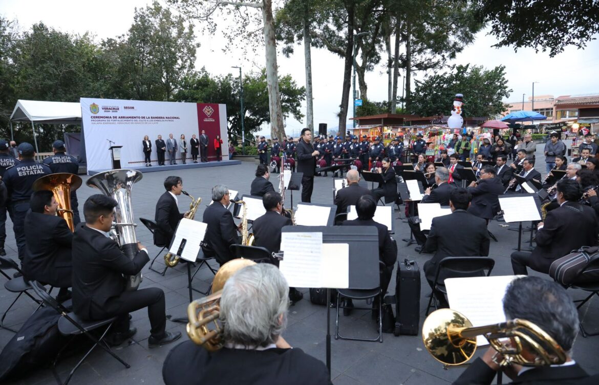 Con patriotismo, Gobierno del Estado rinde homenaje a la Bandera Nacional