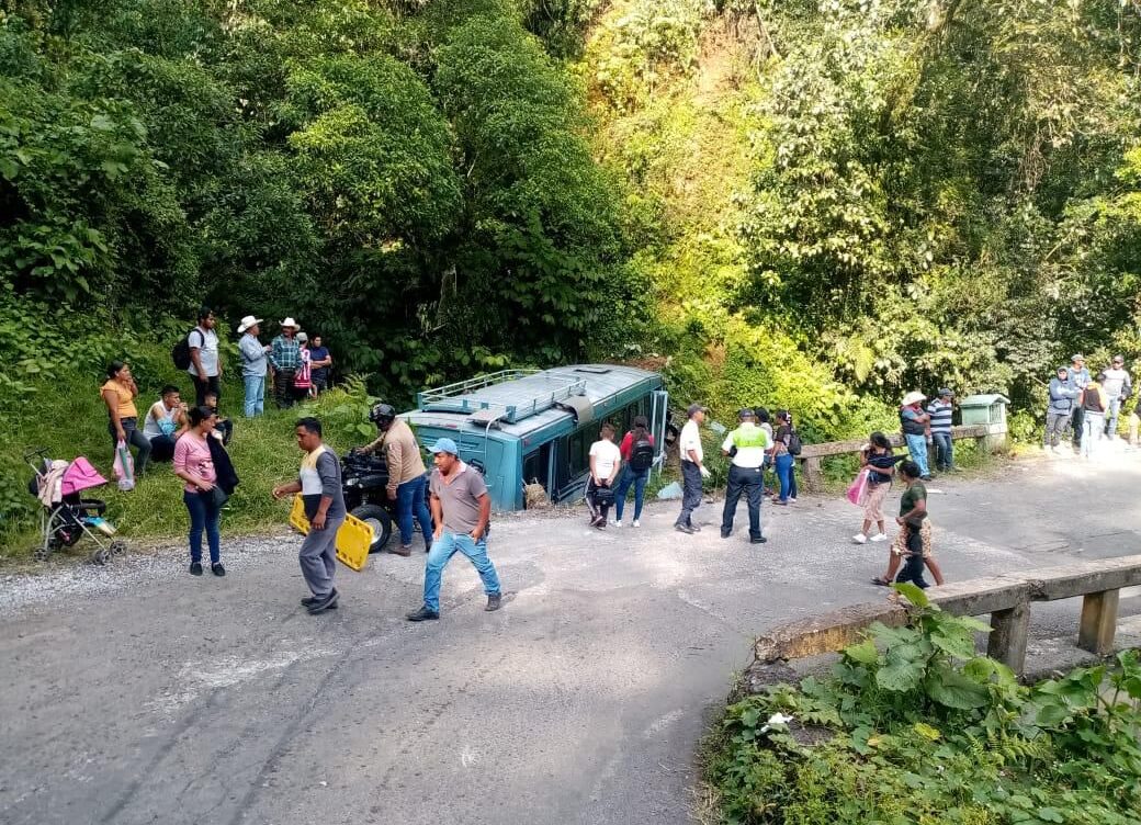 Atención inmediata y coordinada en accidente de autobús en Xico