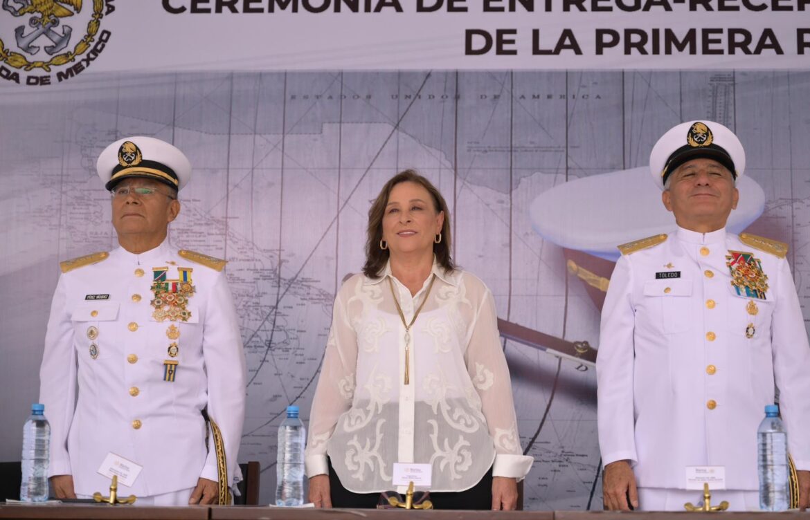 Rocío Nahle participó en el cambio de mando de la Primera Región Naval