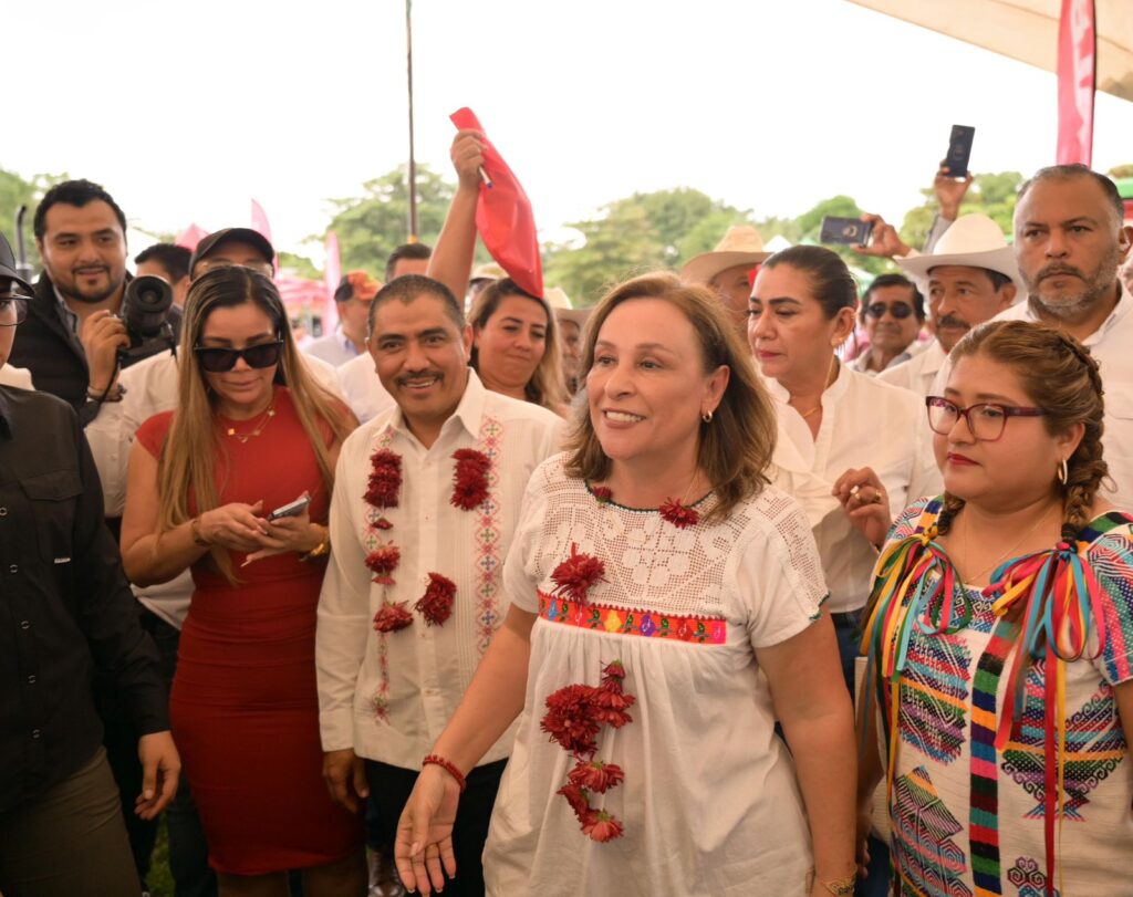Hoy llevamos a cabo la mesa de seguridad en MINATITLÁN , donde todas las corporaciones trabajan día a día en forma coordinada. Realizar estas reuniones en las diferentes zonas del estado nos ayuda a identificar y resolver temas puntuales. ❤️ Por amor a Veracruz❤️ pic.twitter.com/bffMcHleK2— Rocío Nahle (@rocionahle) December 20, 2024