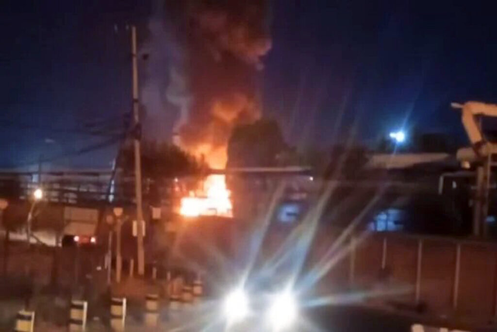 Un incendio en el área de separación de aceites de la Refinería Ing. Antonio M. Amor alarmó a los ciudadanos la noche de este martes.