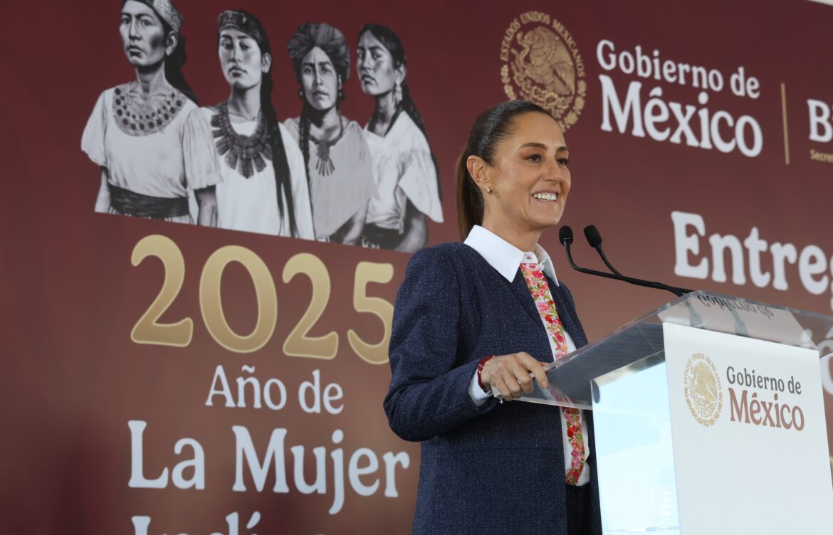 Claudia Sheinbaum entrega tarjetas de Pensión Mujeres Bienestar