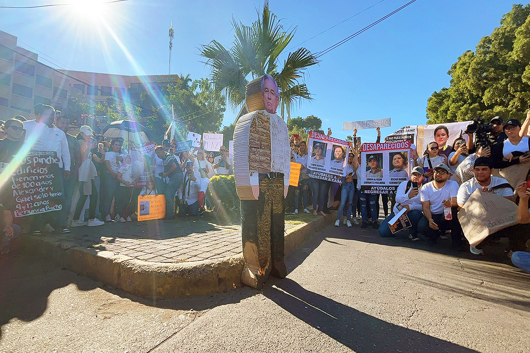 Miles marchan en Culiacán por la paz y exigen renuncia de Rubén Rocha Moya