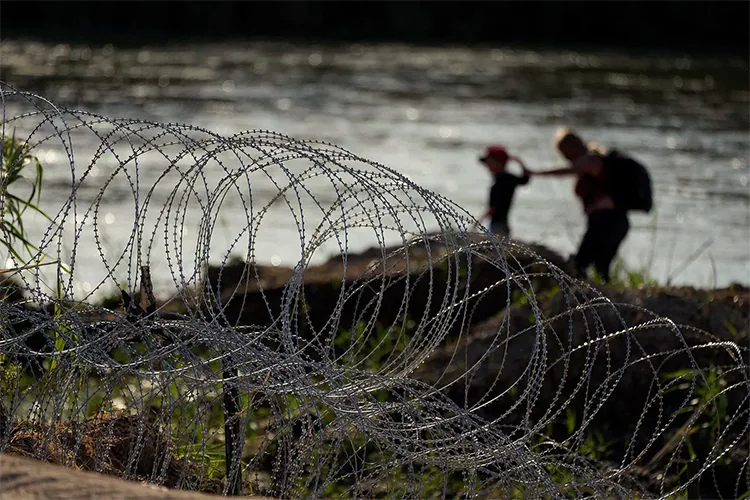 Estados Unidos instala alambre de púas en la frontera previo al regreso de Trump