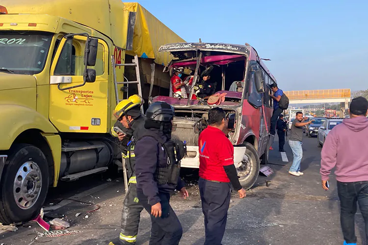 En autopista Cardel-Veracruz, choque deja un muerto y más de 15 heridos | Video