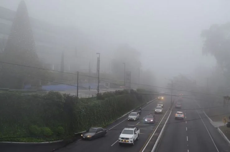 Frente frío 21 provoca lluvias intensas y bajas temperaturas en México