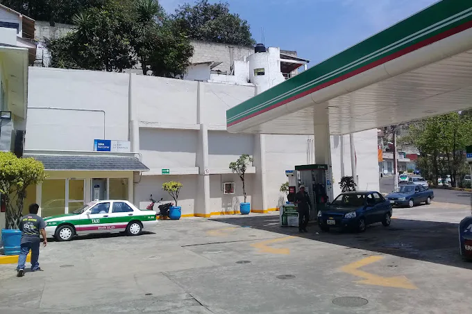 En Xalapa, Veracruz, mujer da luz en baño de gasolinera