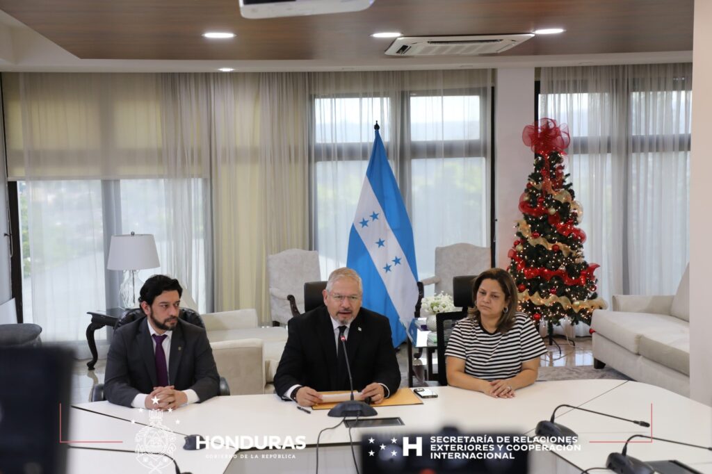 pic.twitter.com/YhGPsSizfe #Aproximidad 🚨#AlertaADN El canciller de Honduras, Eduardo Enrique Reina, confirmó durante una conferencia de prensa que el guardia de seguridad que perdió la vida durante el tiroteo en el Consulado de Honduras en Atlanta era mexicano Fuente:@adn40— A-Proximidad (@AProximidad) January 7, 2025