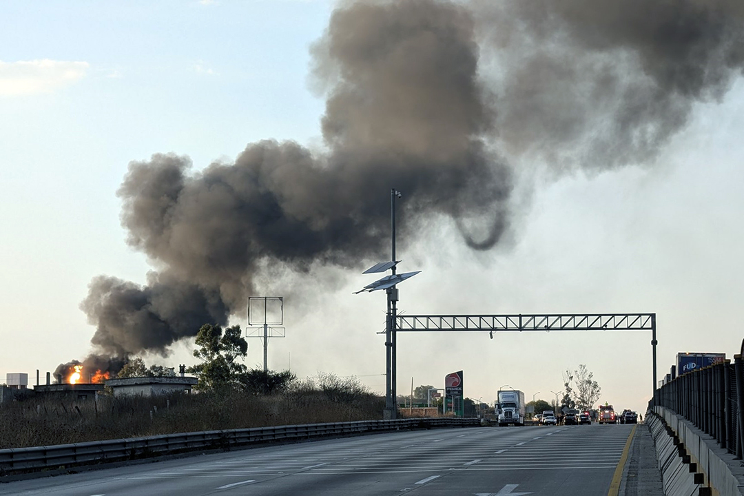 Se incendia poliducto de Pemex; provoca cierre de la México-Querétaro