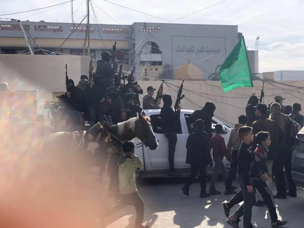 Tres rehenes retenidos por Hamas fueron liberados el domingo después de 471 días de cautiverio como parte de un alto el fuego entre Israel y el grupo militante palestino.

Sus nombres son:

Romi Gonen, 24
Emily Damari, 28
Doron Steinbrecher, 31
Se ha acordado una liberación gradual de decenas de cautivos durante las próximas semanas.

La tregua y la liberación de los rehenes despertaron esperanza y temor entre los israelíes. Muchos temen que el acuerdo de tres fases pueda fracasar antes de que regresen todos los rehenes, o que lleguen en mal estado de salud. A otros les preocupa que el número de cautivos que han muerto sea mayor que el previsto.

Unas 250 personas fueron secuestradas durante el ataque de Hamás del 7 de octubre de 2023, que desencadenó 15 meses de guerra. Alrededor de 100 rehenes siguen en Gaza, después de que el resto fueran liberados, rescatados o se recuperaran sus cuerpos.

Horas antes del alto el fuego del domingo, que muchos esperan sea el primer paso para poner fin a la guerra, Israel anunció que había recuperado el cuerpo de Oron Shaul, un soldado que murió en la guerra entre Israel y Hamás de 2014 y cuyos restos han estado en poder de los militantes desde entonces.