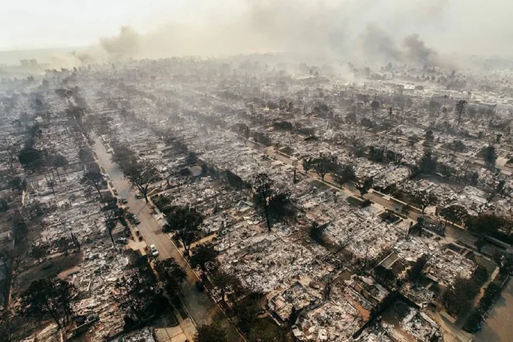 Incendios en Los Ángeles: 10 muertos y 10 mil estructuras destruidas; llamas no cesan