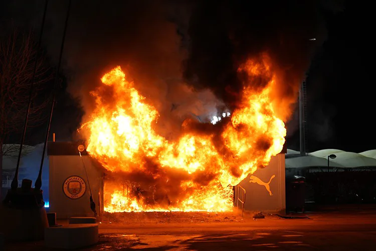 Incendio previo a partido del Manchester City causa alarma en estadio Etihad | Video