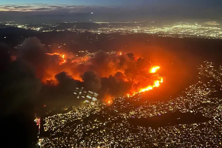 Incendios en Los Ángeles matan a dos; evacuan a miles y la casa de Kamala Harris