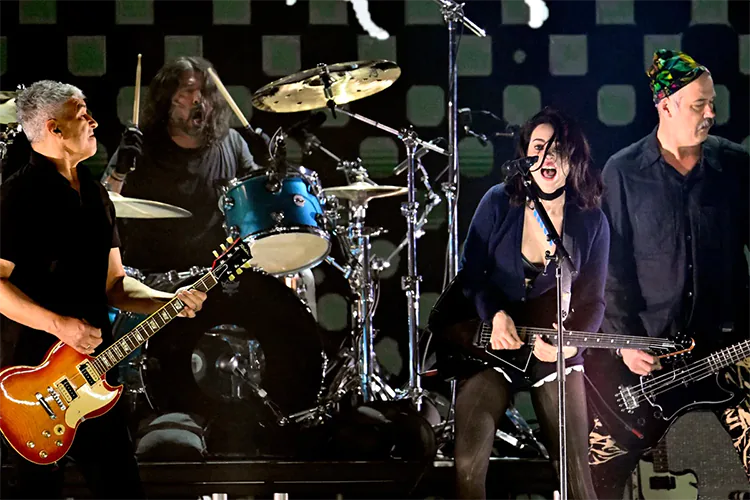 Nirvana sorprende con reunión en FireAid junto a hija de Dave Grohl