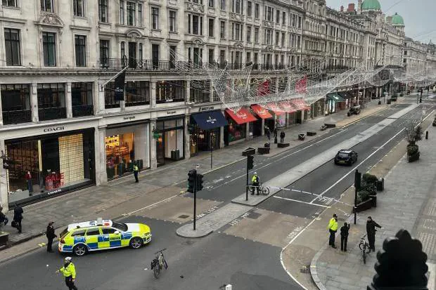 Evacúan Regent Street en Londres por amenaza de bomba; hay “explosiones controladas”