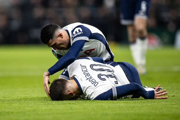 Rodrigo Bentancur se desploma tras fallar remate en el Tottenham vs. Liverpool