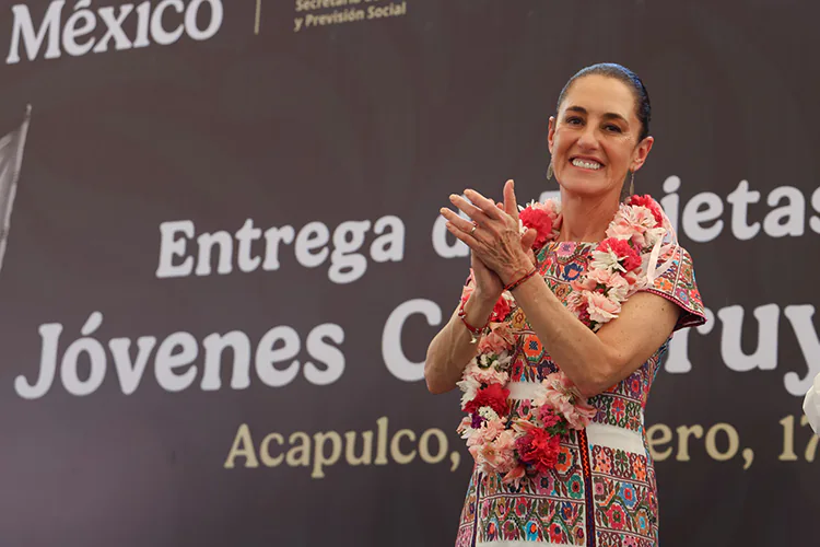 Sheinbaum entrega tarjetas de “Jóvenes construyendo el futuro” en Acapulco, Guerrero