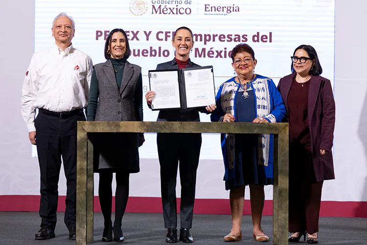 Sheinbaum firma reforma energética para fortalecer a Pemex y CFE